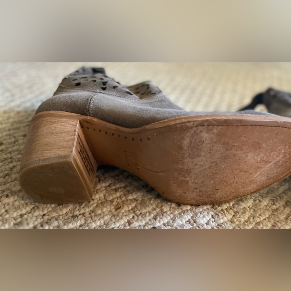 FRYE Women’s Victoria Cut Short Elephant Soft Oiled Suede Boots, size 8.5 - Picture 9 of 16